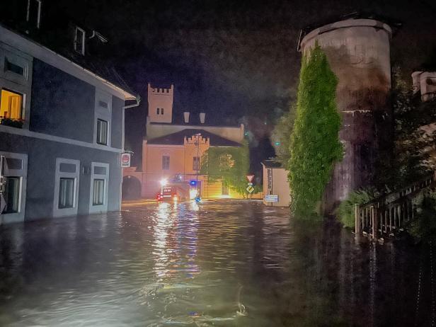 Unwetter in der Steiermark: Feuerwehrmann von Wasser eingeschlossen