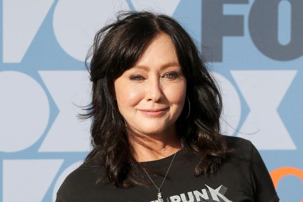 Shannen Doherty vor einem FOX-Hintergrund.
