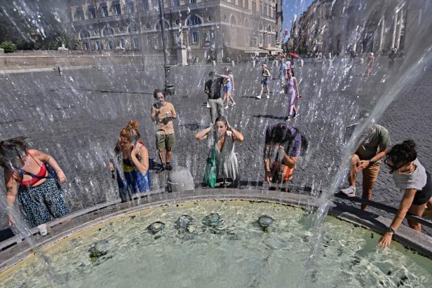 Ein Brunnen am Piazza del Popolo in Rom bietet Abkühlung