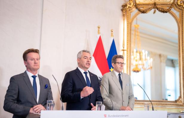 Georg Knill, Karl Nehammer und Harald Mahrer bei einer Pressekonferenz.