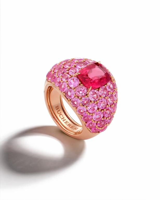 Ein roségoldener Bucherer Ring, besetzt mit rosa Saphiren und einem roten Turmalin.