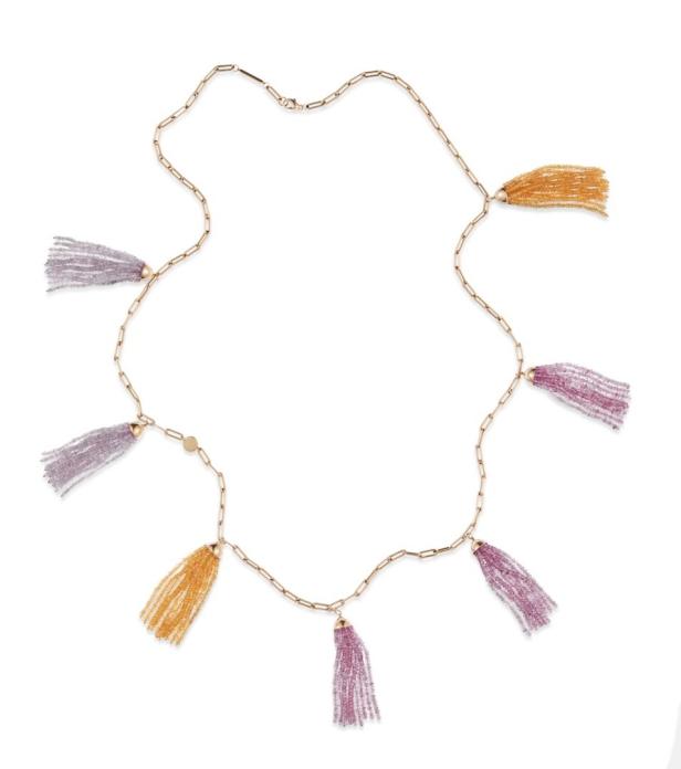 Eine goldene Halskette mit Quasten in Lila und Gold.