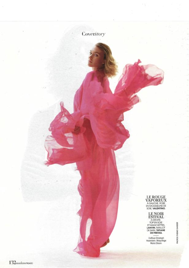 Eine Frau in einem wallenden, pinkfarbenen Kleid von Valentino.