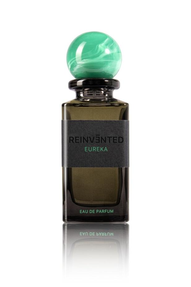 Eine Flasche „Reinvented Eureka“ Eau de Parfum mit einem grünen Verschluss.