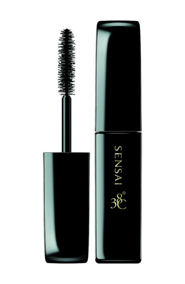 Eine schwarze Mascara von Sensai mit Bürste vor einem weißen Hintergrund.