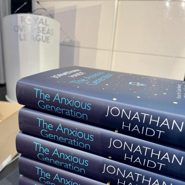 Ein Stapel Bücher von Jonathan Haidt mit dem Titel „The Anxious Generation“.