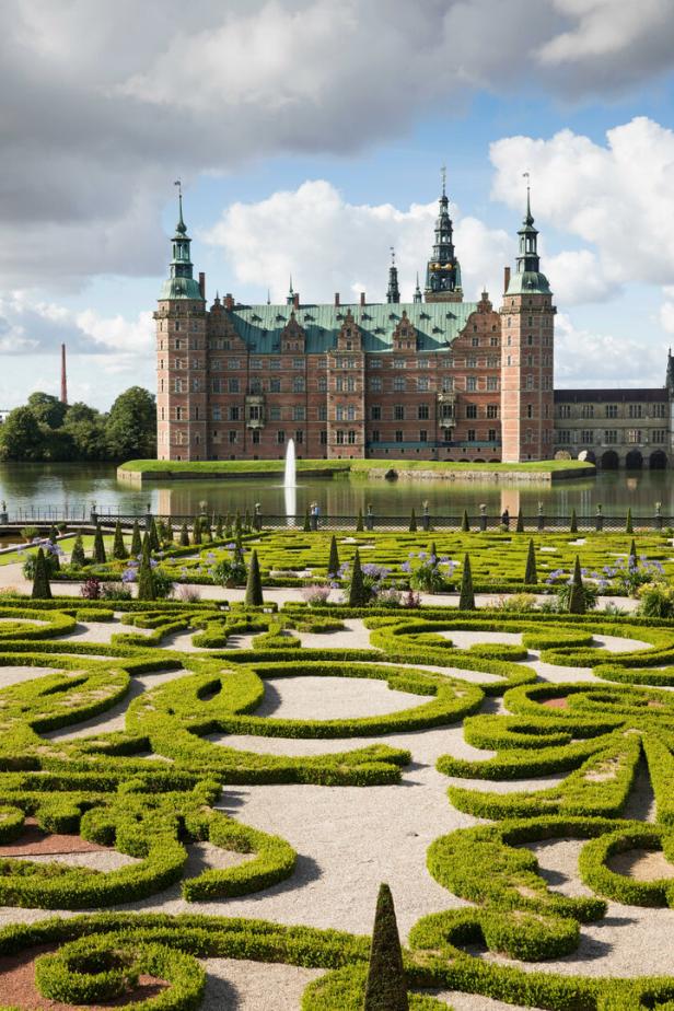 Schloss Frederiksborg mit seinem kunstvollen Barockgarten im Vordergrund.