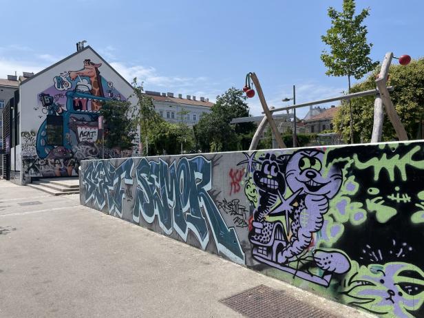 Yppenplatz: Vorne der Glanz, hinten die im Schatten