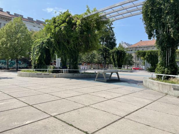 Yppenplatz: Vorne der Glanz, hinten die im Schatten