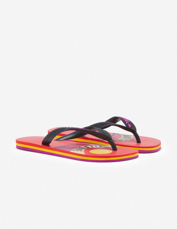 Ein Paar bunte Flip-Flops mit schwarzem Riemen liegen auf einem weißen Hintergrund.