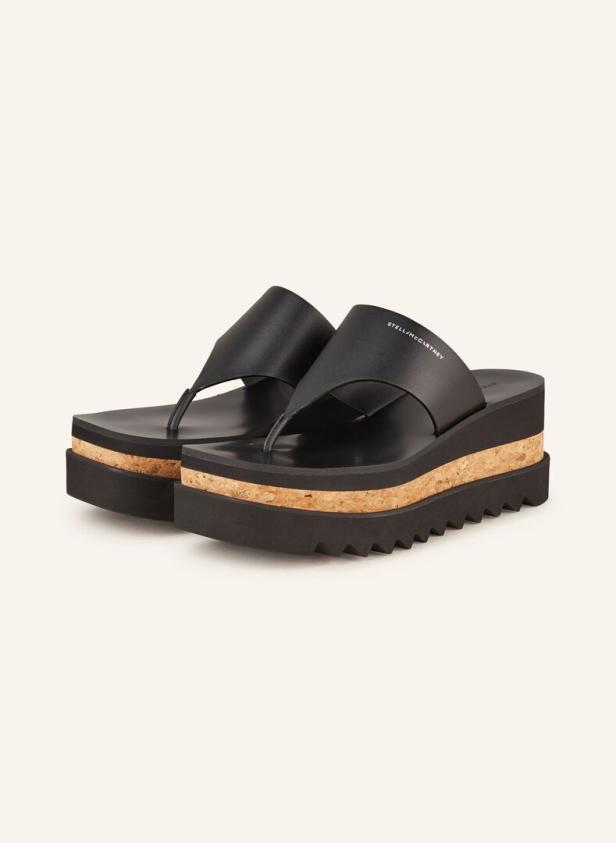 Zwei schwarze Stella McCartney Zehentrenner mit Plateausohle stehen vor einem hellen Hintergrund.