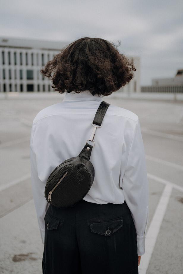 Eine Person mit einer schwarzen „Saborka“-Tasche über der Schulter.
