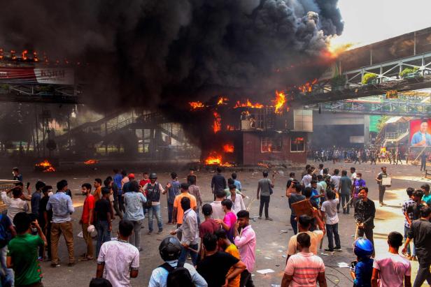 Proteste in Bangladesch: Regierung schickt Armee auf die Straßen