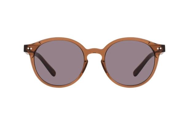 Eine braune Sonnenbrille mit runden Gläsern vor einem weißen Hintergrund.