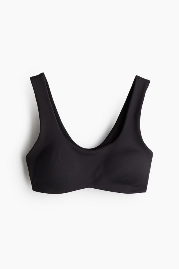 Ein schwarzes, trägerloses Bikinioberteil vor einem weißen Hintergrund.