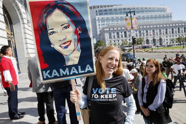 Ein Mitglied des Demokratischen Komitees von San Francisco unterstützt Vizepräsidentin Kamala Harris hoch, 22. Juli 2024.