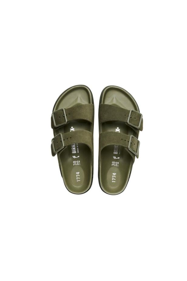 Ein Paar olivgrüne Birkenstock Arizona Sandalen auf weißem Grund.
