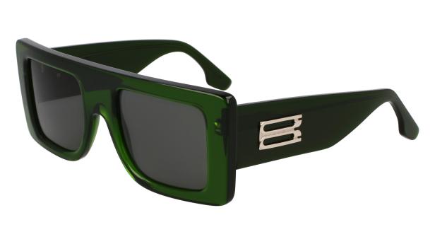 Eine grüne, eckige Sonnenbrille mit dunklen Gläsern und einem silbernen Logo an der Seite.