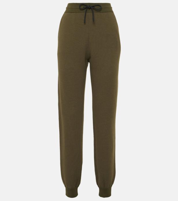Eine olivgrüne Jogginghose mit Kordelzug vor einem neutralen Hintergrund.
