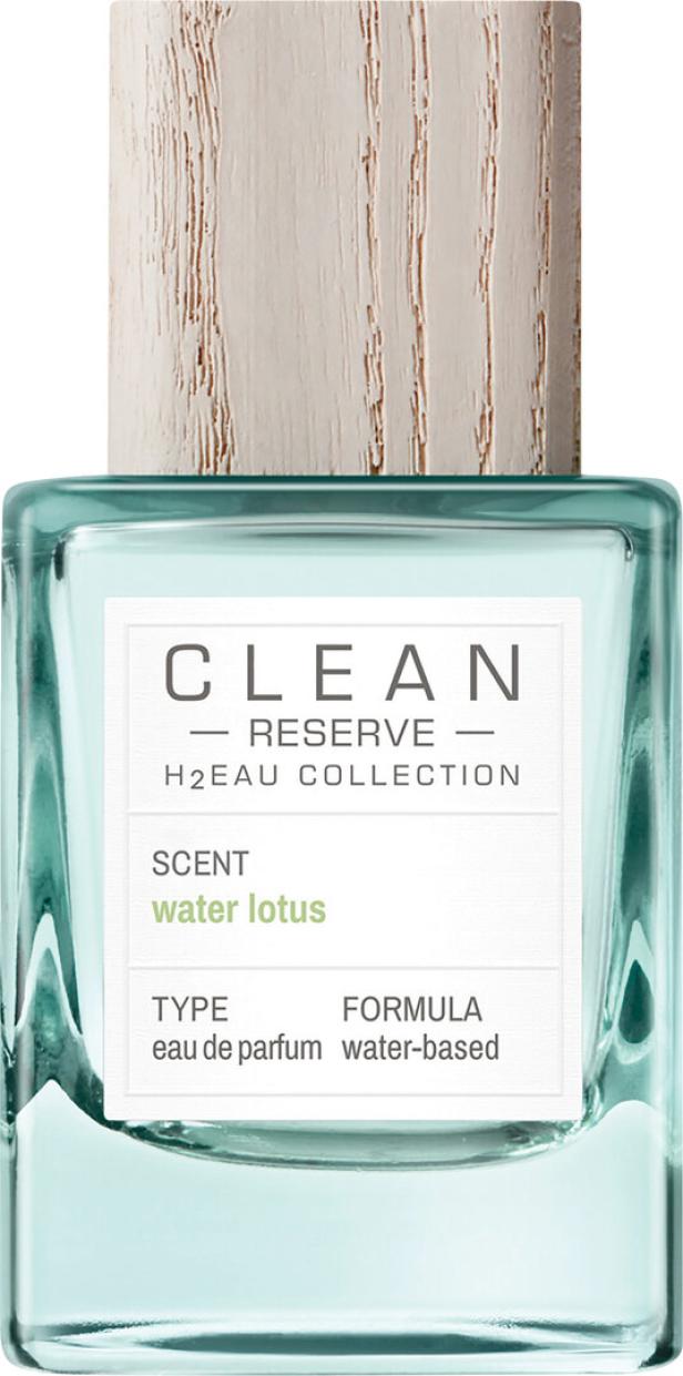 Eine Flasche „Clean Reserve H2Eau Collection Water Lotus“ Eau de Parfum mit Holzdeckel.