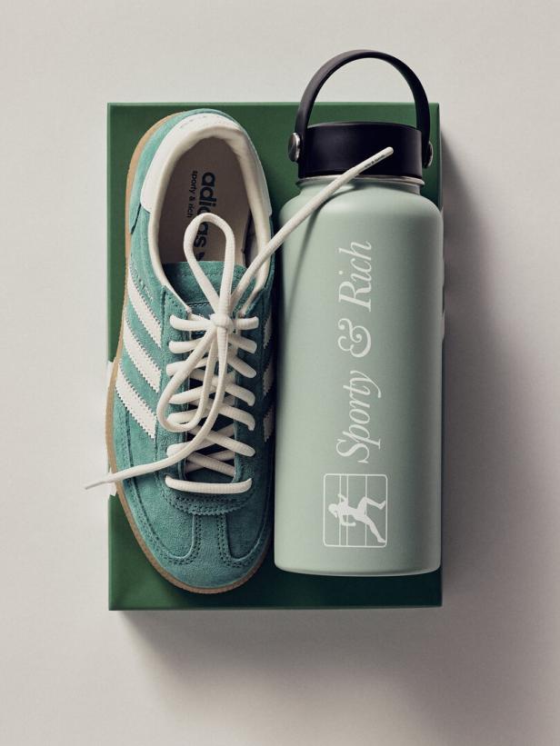 Ein grüner Adidas-Schuh und eine Sporty & Rich-Wasserflasche stehen auf einer grünen Schachtel.