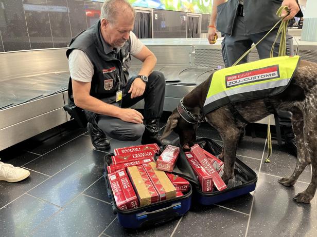 Flughafen-Zoll: China-Packerl und Hunderttausende geschmuggelte Zigaretten