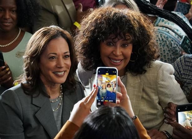 US-Vizepräsidentin Kamala Harris posiert für ein Foto mit einem Unterstützer bei einer Wahlkampfveranstaltung in Greensboro, North Carolina, USA, 11. Juli 2024.