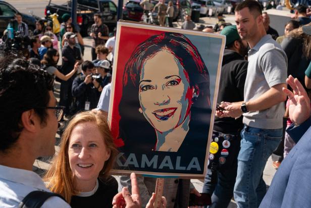 Ein Unterstützer der Demokratischen Partei bei einer Kundgebung zur Unterstützung von Kamala Harris.