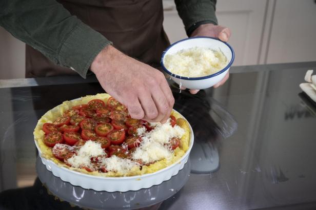 Gartenfrisch aus dem Kochsalon: Paradeiser-Quiche mit Erdäpfelkruste 