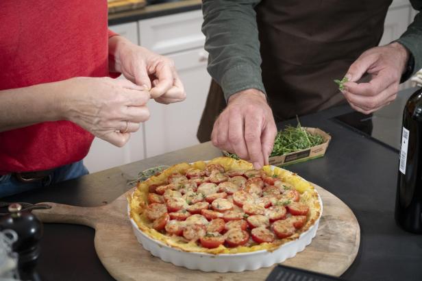 Gartenfrisch aus dem Kochsalon: Paradeiser-Quiche mit Erdäpfelkruste 