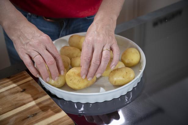 Gartenfrisch aus dem Kochsalon: Paradeiser-Quiche mit Erdäpfelkruste 