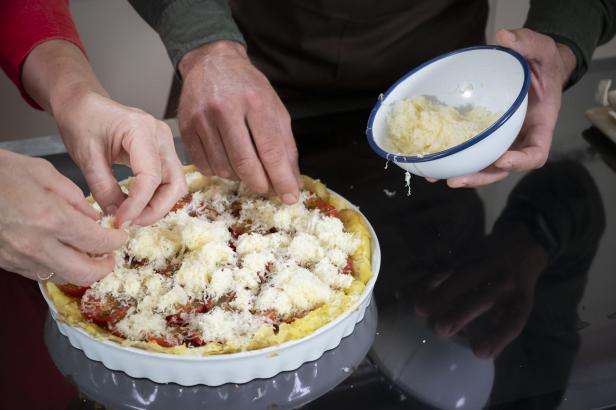 Gartenfrisch aus dem Kochsalon: Paradeiser-Quiche mit Erdäpfelkruste 