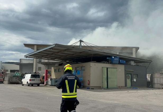 NÖ: Alarm um gefährlichen  Brand in Recyclingbetrieb