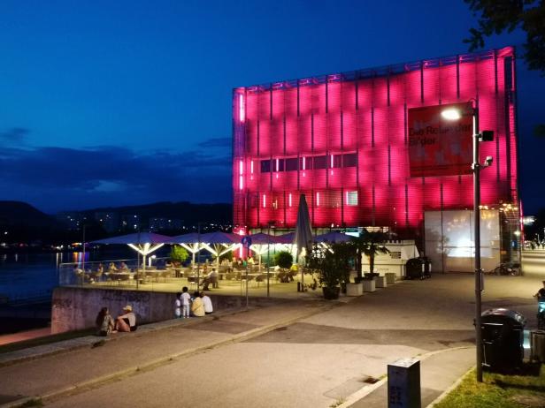 Bunter Mix im Lentos-Café auf der Terrasse mit Donaublick