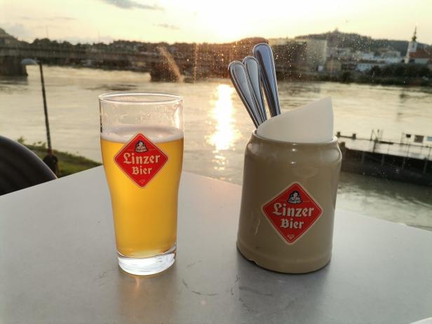 Bunter Mix im Lentos-Café auf der Terrasse mit Donaublick