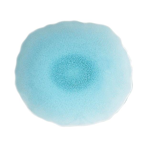 Ein hellblauer, unregelmäßig geformter Teller auf weißem Hintergrund.