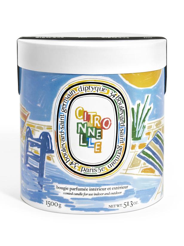 Eine Diptyque Citronnelle Duftkerze für den Innen- und Außenbereich mit sommerlichen Motiven.