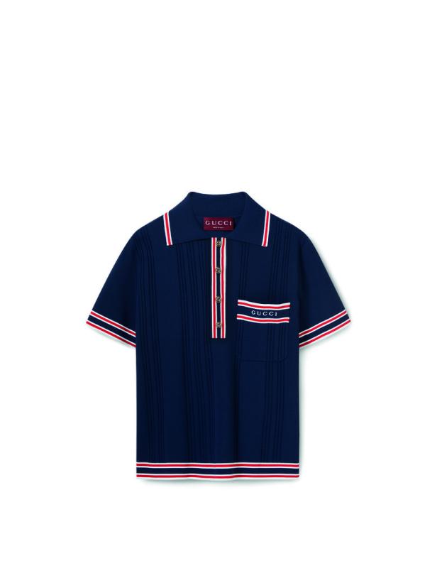 Ein dunkelblaues Gucci-Poloshirt mit roten und weißen Streifen und Knopfleiste.