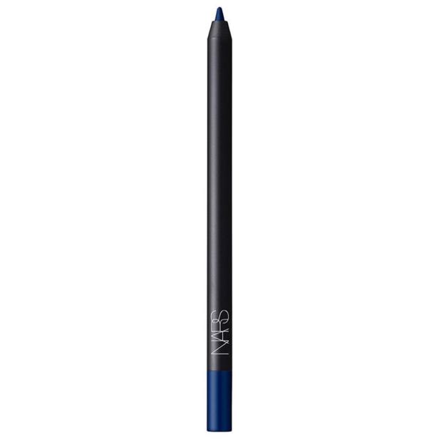 Ein blauer Eyeliner-Stift der Marke NARS.