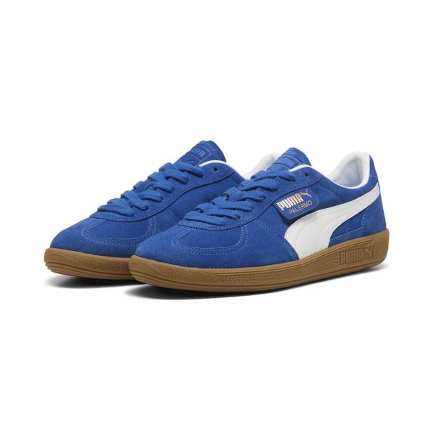Ein Paar blaue Puma Palermo Sneaker mit weißen Streifen und braunen Sohlen.