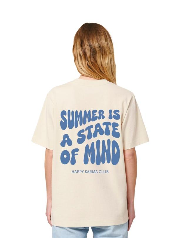 Eine Frau trägt ein T-Shirt mit der Aufschrift „Summer is a state of mind“ und „Happy Karma Club“.