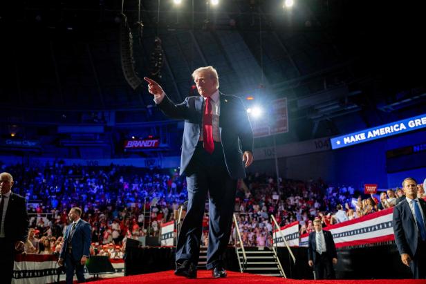 Während Bidens Ansprache lässt sich Donald Trump bei einer Wahlkampfveranstaltung im Bojangles Coliseum in North Carolina feiern.