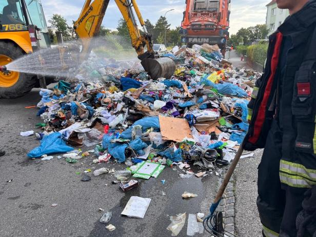 "Explosion" in Müllwagen: Feuer bei Abfallbeseitigung in Neunkirchen