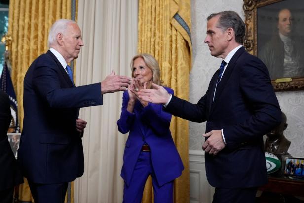 Biden mit seiner Familie nach der Ansprache im Oval Office.