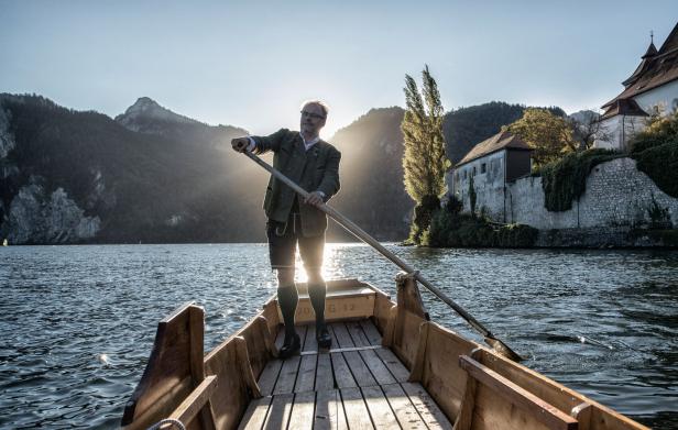 Wolfgang Gröller auf einer Plätte am Traunsee