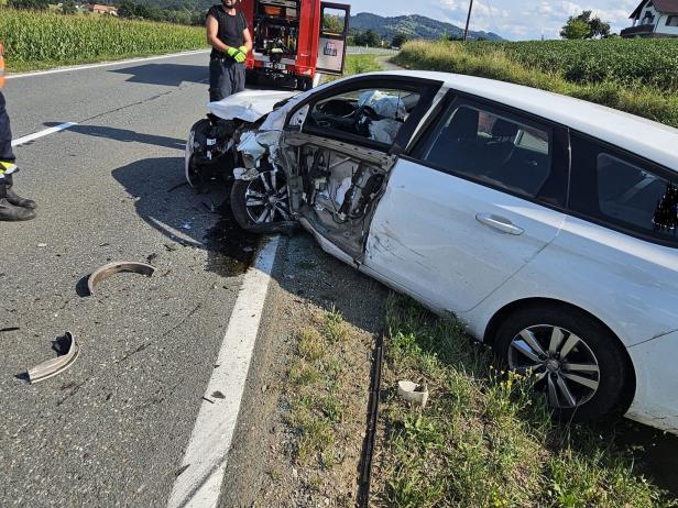 Frau ohne Führerschein verursachte Unfall: Mehrere Verletzte in Steiermark