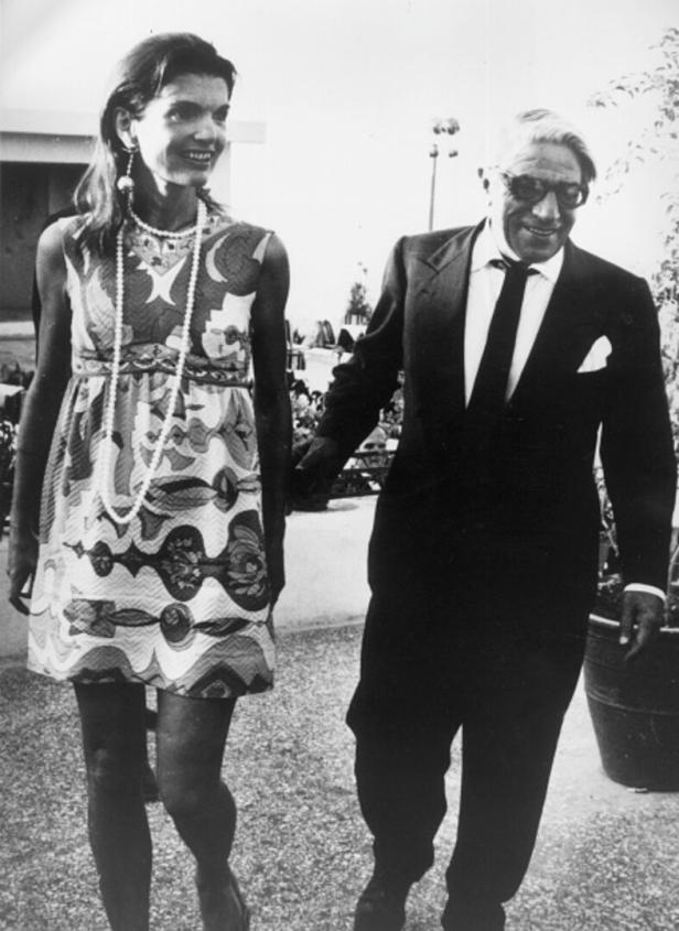 Jackie Kennedy und Aristoteles Onassis gehen Hand in Hand.