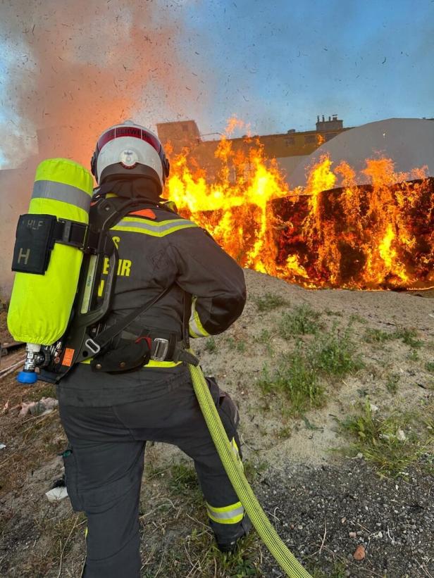 Nächtlicher Großeinsatz in Wien: Feuerwehr bekämpft Flammen in Ottakring