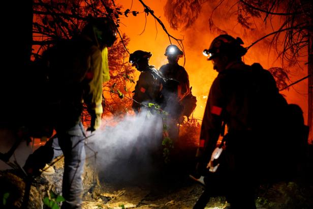 Große Zerstörung: Kampf gegen Waldbrände in Kalifornien dauert an