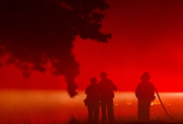 Große Zerstörung: Kampf gegen Waldbrände in Kalifornien dauert an